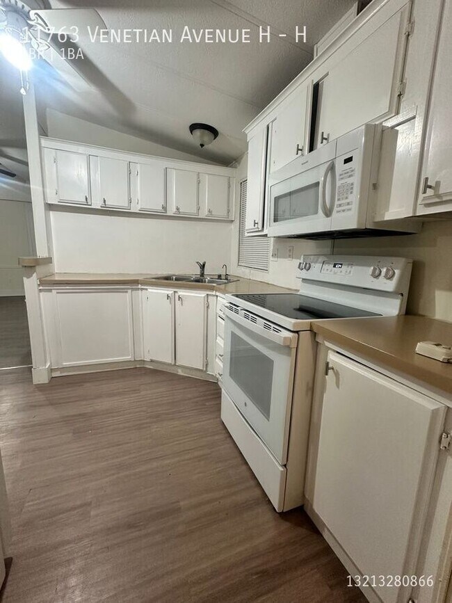 Building Photo - 11763 Venetian Ave