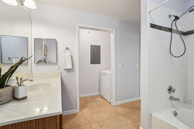 Building Photo - Gorgeous third floor - 1bd/1ba condo