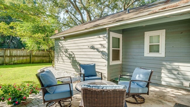 Building Photo - 3 bedroom 2 bathroom house in Chelsea Park...