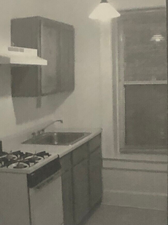 Kitchen - 4413 John R St
