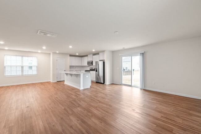 Building Photo - Move-in Ready 5 Bedroom Home!