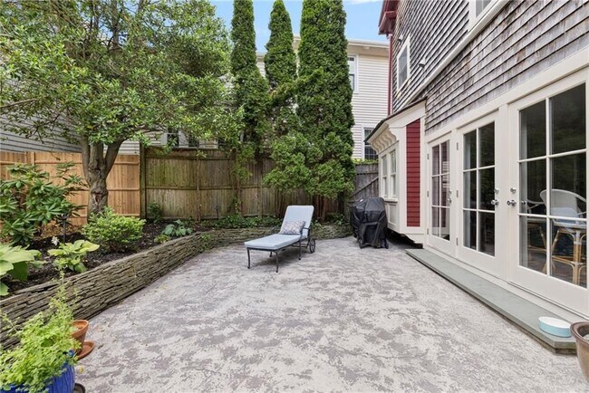 Building Photo - 5 Tews Ct