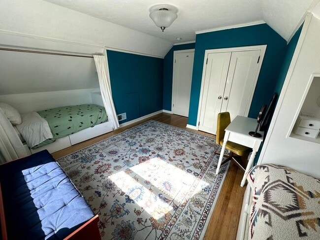 Building Photo - Charming Fully Furnished Bungalow Rental with Modern Amenities in Roseway!