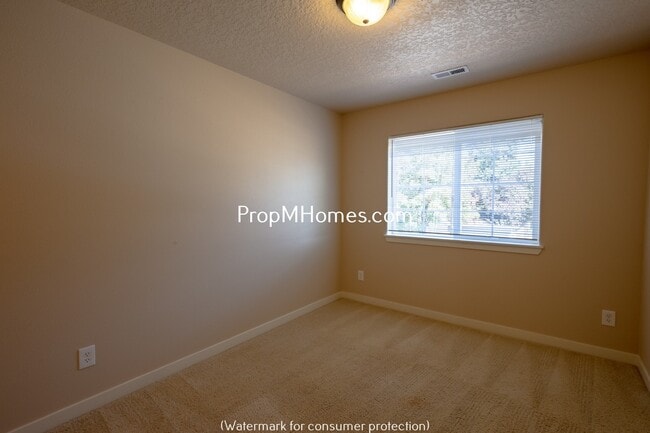 Building Photo - Three Bedroom Townhome in Great Canby Neighborhood!