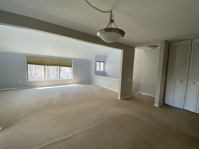 Building Photo - 7 Redwood Ln