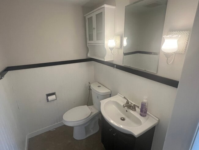 Building Photo - 204 Basswood Dr