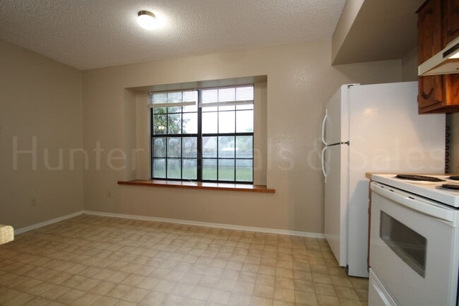 Building Photo - Perfect Two-Story