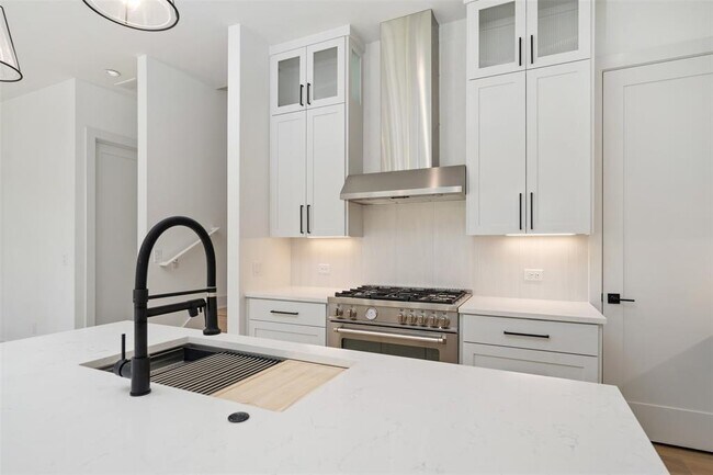 Building Photo - 4010 Valley View Rd