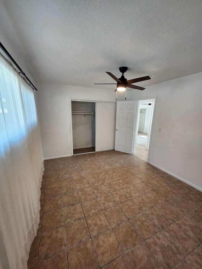 Building Photo - M-Muir Ave (triplex)