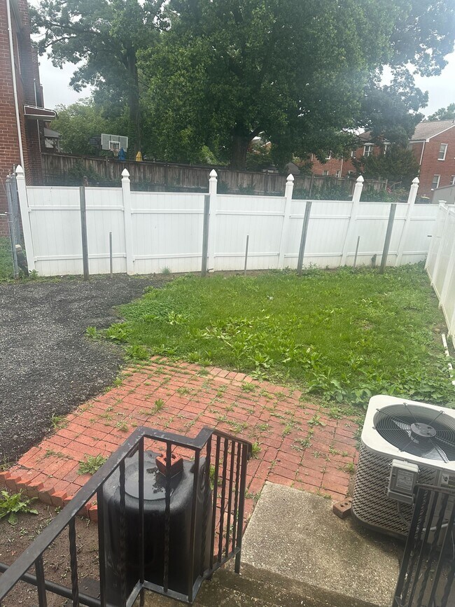 Building Photo - 2301 Iverson St