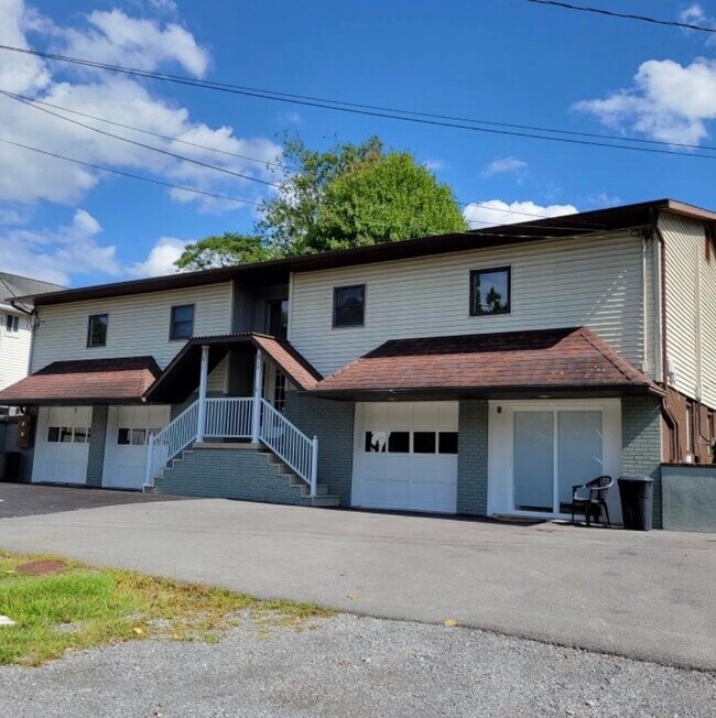 Triplex building. Quiet culdesac - 817 Elysian Ave