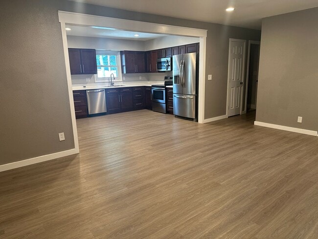 Building Photo - 5 bedroom 2 1/2 bath home for rent
