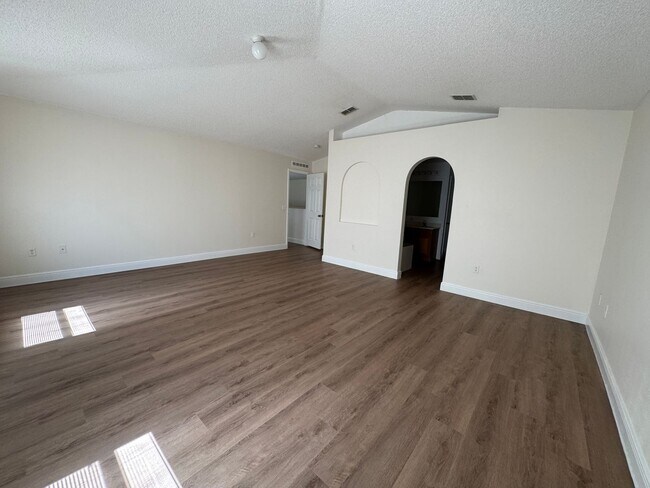 Building Photo - Spacious and Comfortable House for Lease