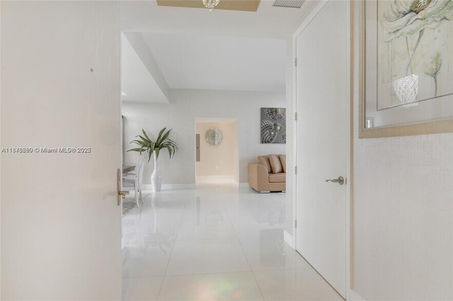Building Photo - 15811 Collins Ave