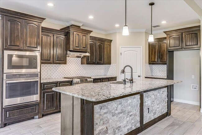 Building Photo - 6537 Paddington Dr