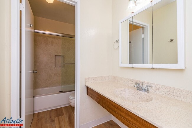 Building Photo - Lovely Townhouse | Remodeled | Private Patio