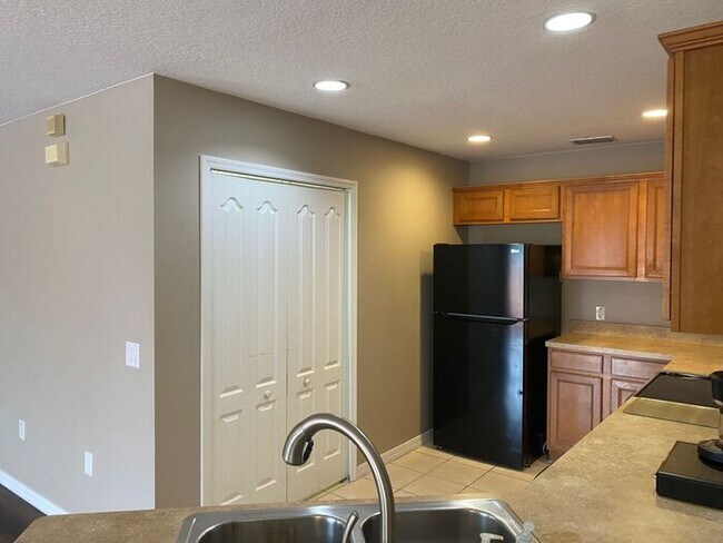 Building Photo - Valentine's Day Rent Special-Wonderful 2/2 Townhome w/ Pond View in St. Cloud