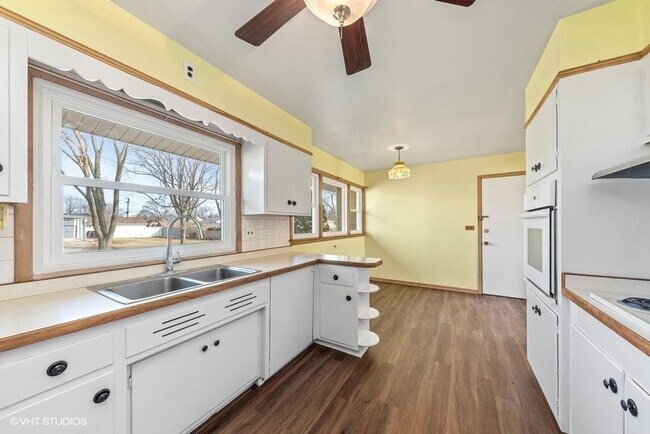 Building Photo - 493 Amherst Ave