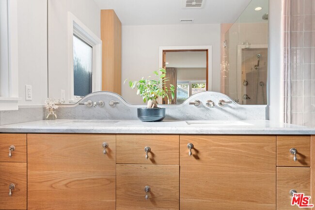 Building Photo - 11314 Homedale St