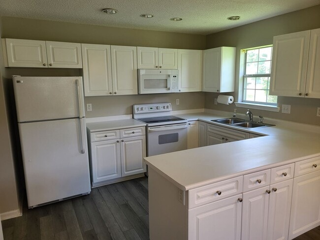 Building Photo - Freshly renovated and low maintenance