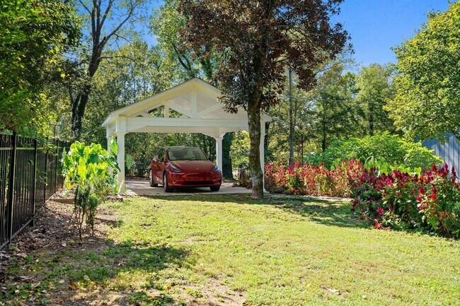 Building Photo - Gated versatile lifestyle property tucked into the heart of Tennessee’s most scenic countryside