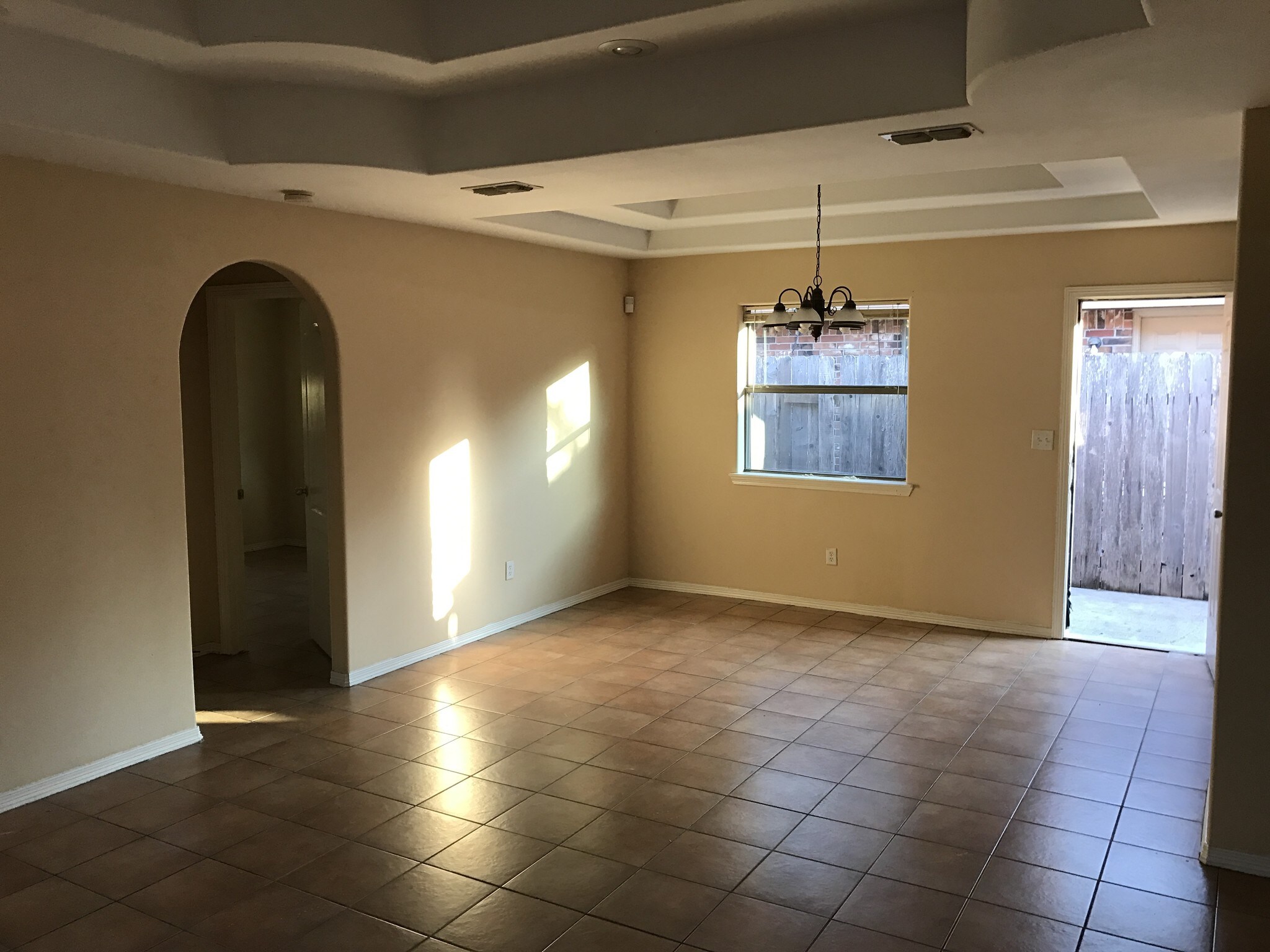 Building Photo - 614 S O'Hare Dr