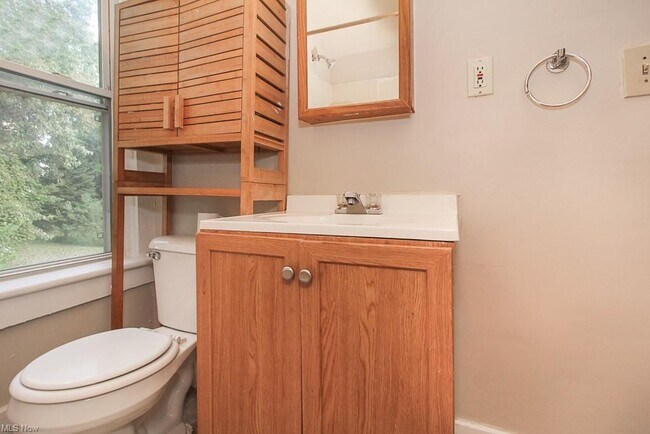 Building Photo - 653 Allyn St