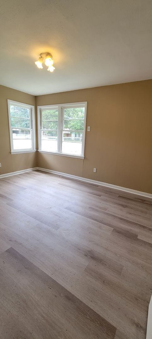 Building Photo - Gorgeous 4 bedroom/1 bath with beautiful k...