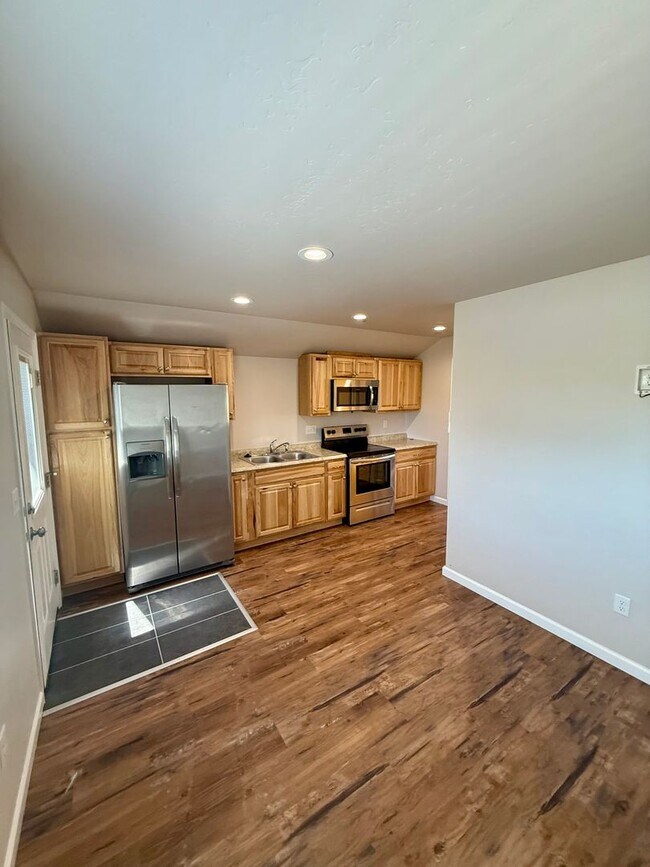 Building Photo - AMAZING 1-BEDROOM, 1-BATH UNIT WITH GARAGE
