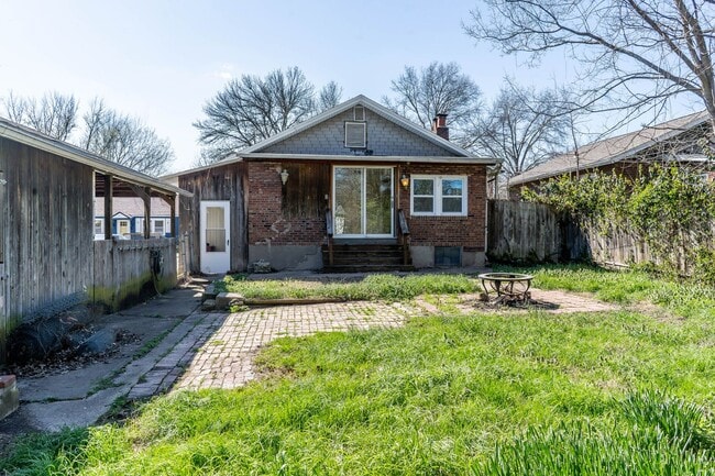 Building Photo - Spacious 2 bedroom 2 bath house