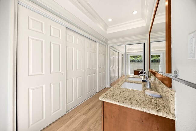 Building Photo - Beautifully upgraded 4-bedroom, 3.5-bathro...
