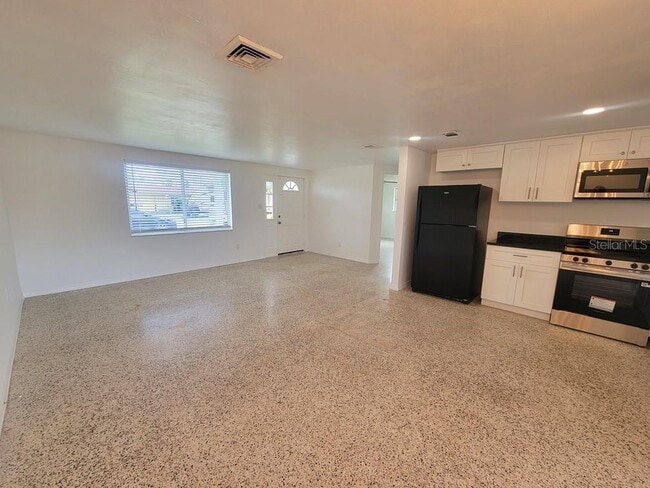 Building Photo - 13637 Maria Dr