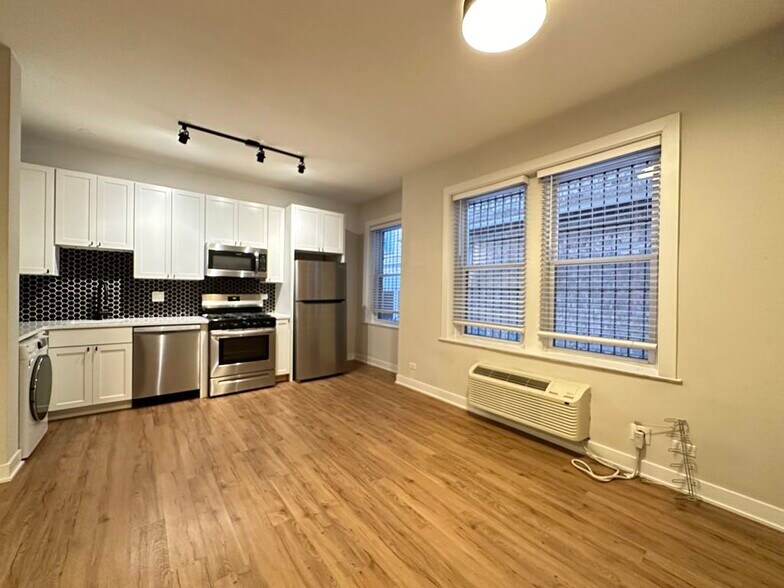 Building Photo - 659 W Wrightwood Ave