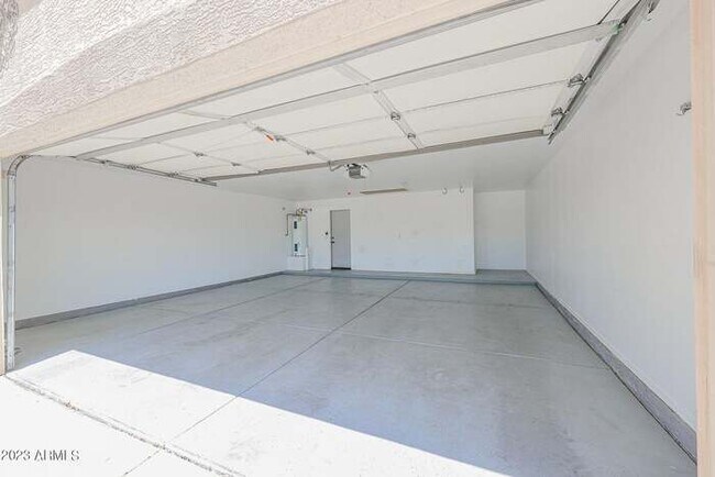 Building Photo - GREAT 3 bed, 2 bath home