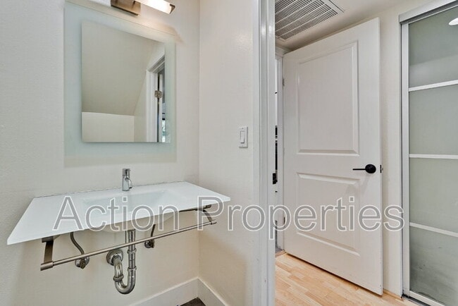 Building Photo - 209 Ortega Ave