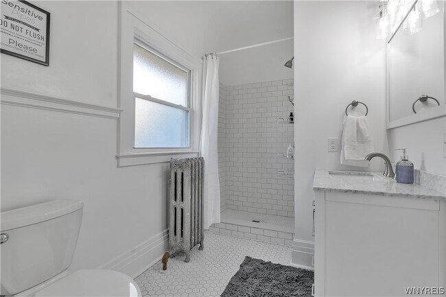 Building Photo - 617 Niagara St