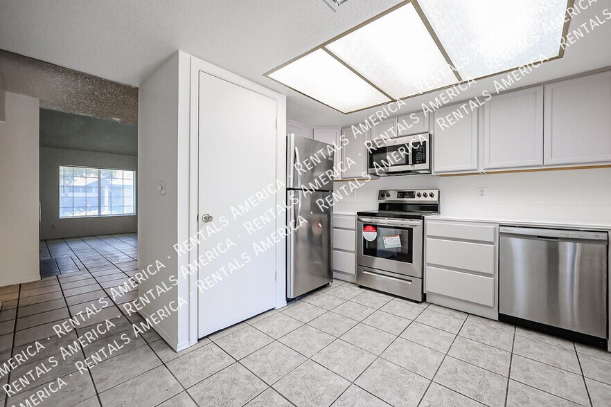 Building Photo - 10100 N 89th Ave