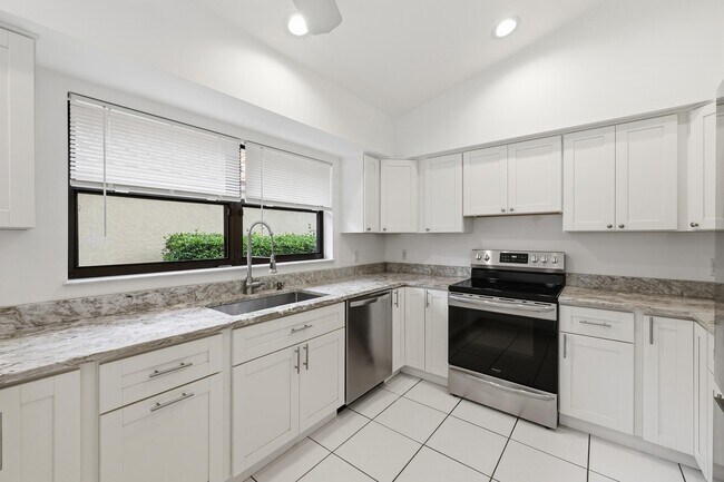 Building Photo - 2735 SW Mariposa Cir