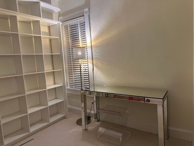 Natural light - 3042 R St NW
