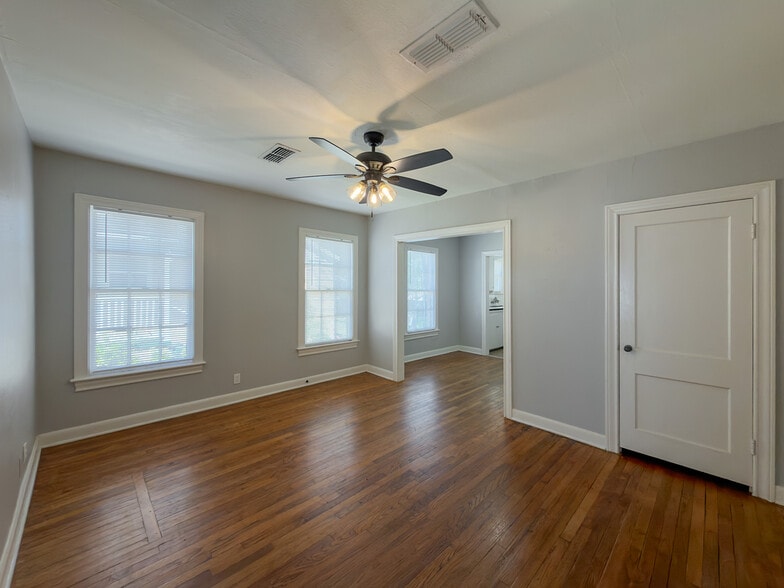 Building Photo - 1912 S Donnybrook Ave