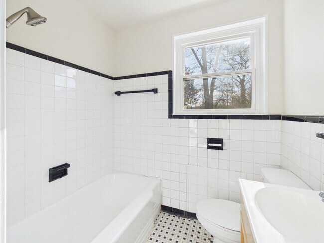 Building Photo - 1815 Powell Rd