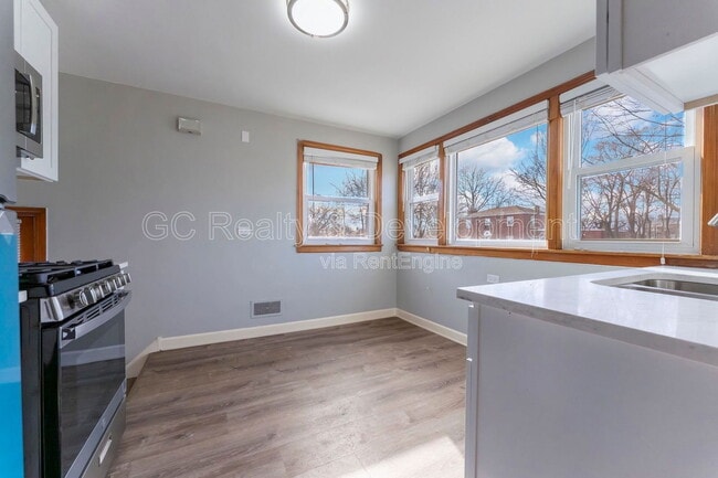 Building Photo - 301 Bohland Ave