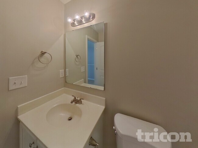 Building Photo - 5819 Hewitt Dr