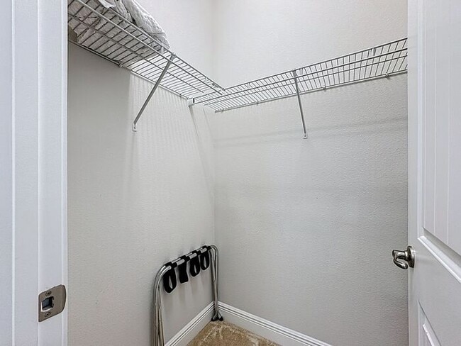 Building Photo - 8 Bedrooms 7 baths on a resort community