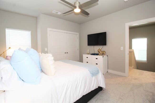 Building Photo - 2047 S Florida Way