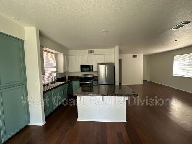 Building Photo - 820 Silver Dr