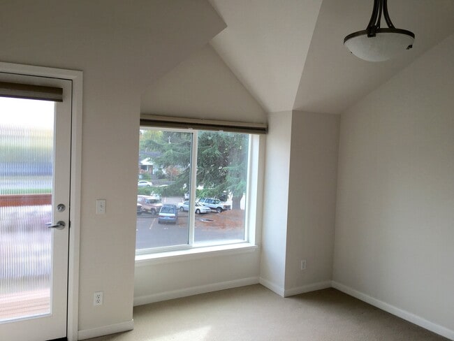 Building Photo - 3-Bedroom Townhome Near Roosevelt Lightrai...