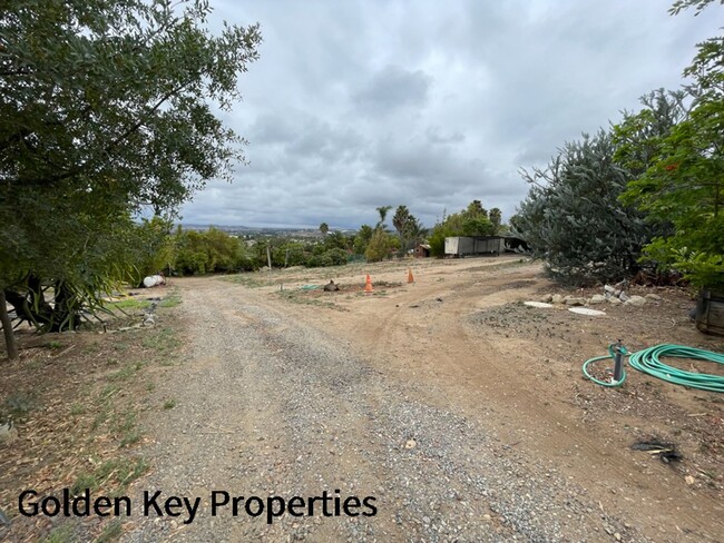 Building Photo - Charming farmhouse available in rural Vist...