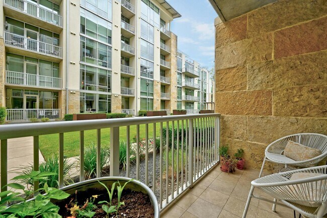 Building Photo - Prime Location, Luxurious Living!