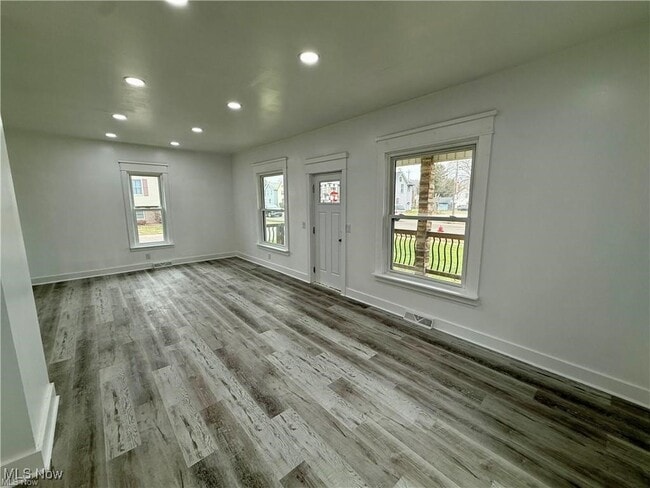 Building Photo - 338 N Wooster Ave